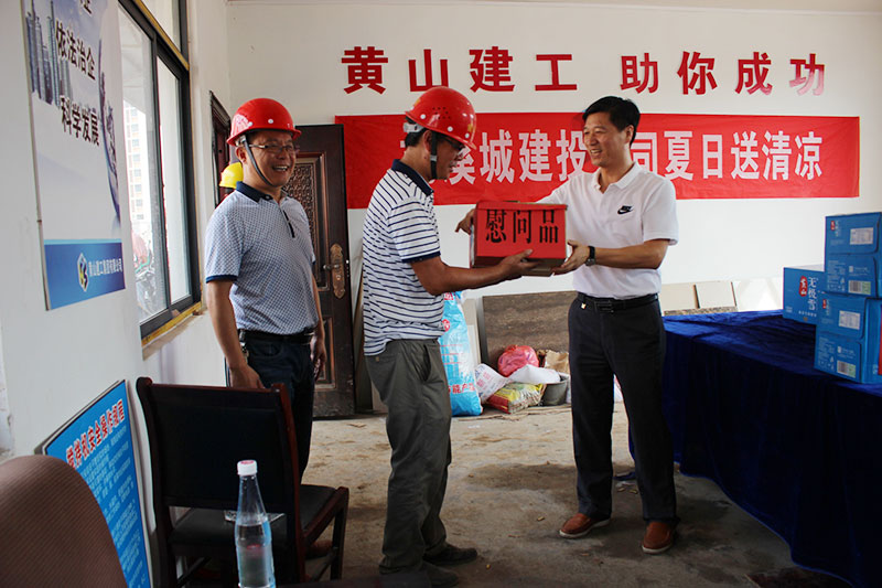 高溫慰問送清涼，情系一線暖人心
