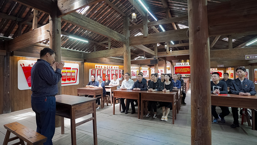 屯溪區(qū)國投集團(tuán)開展學(xué)黨史、祭英烈主題黨日活動(dòng)